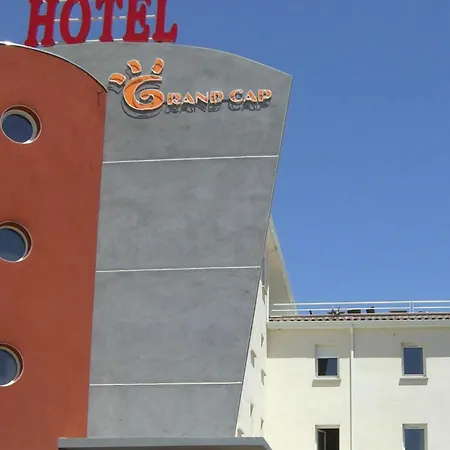 Grand Cap Rooftop Pool Hotel 2*